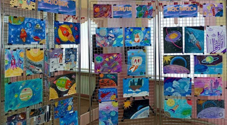 В Ивнянской школе искусств прошла выставка детских рисунков «Вперёд к звёздам»